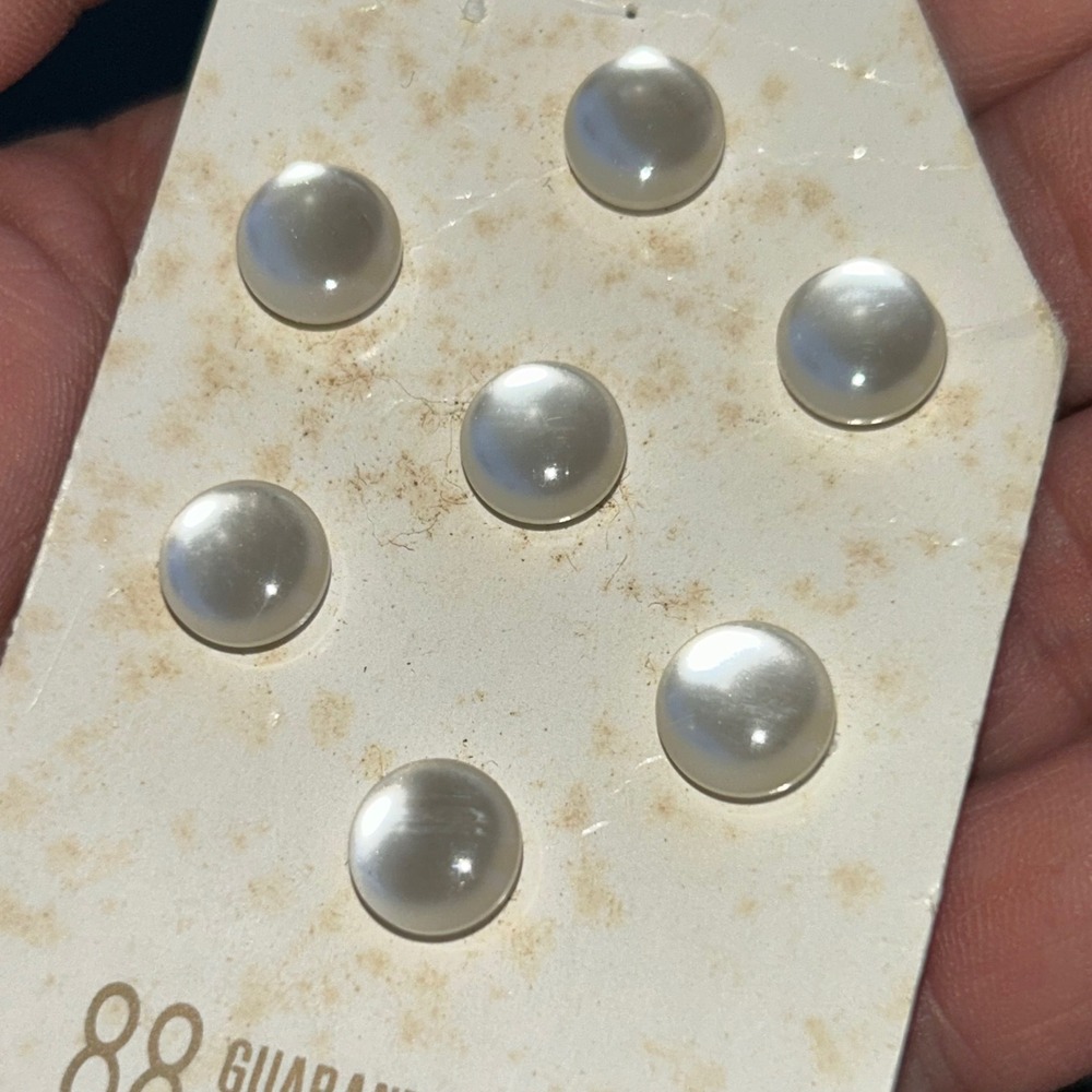 Vintage Le Chic White Pearlescent Buttons Size 14 3/8 Inch 7 Count Made in Japan
